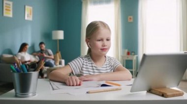 Mutlu Kızın İnternet Dersi Var