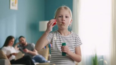 Küçük Sarışın Kız Baloncuklar Üflüyor