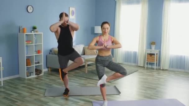 Uomo e donna Pratica Yoga per principianti — Video Stock