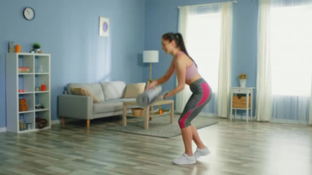 Ung kvinna börjar träna hemma — Stockvideo