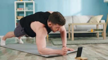 Atletik Adam Plank Çalışıyor
