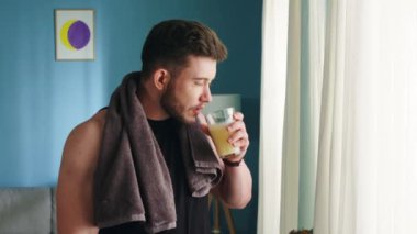 Güçlü Adam Multivitamin İçeceği İçiyor