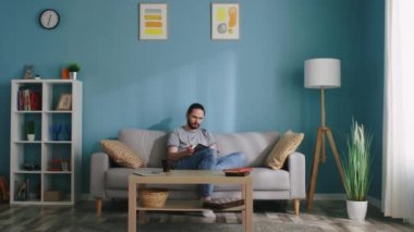 Kağıtları yırtan adam