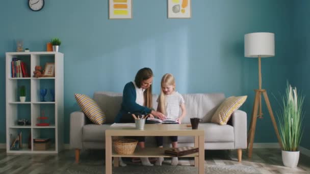 Anya és lánya együtt olvasnak. — Stock videók