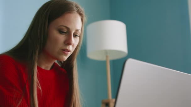 Brunette Femme travaille à l'ordinateur portable et boit du café — Video