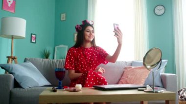 Güzel kadın cep telefonuyla video görüşmesi yapıyor.