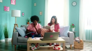 İki genç öğrenci evde okuyor.