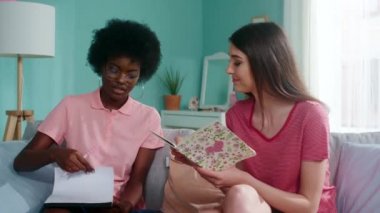 Genç Öğrenciler Evde Sınava Hazırlanıyor