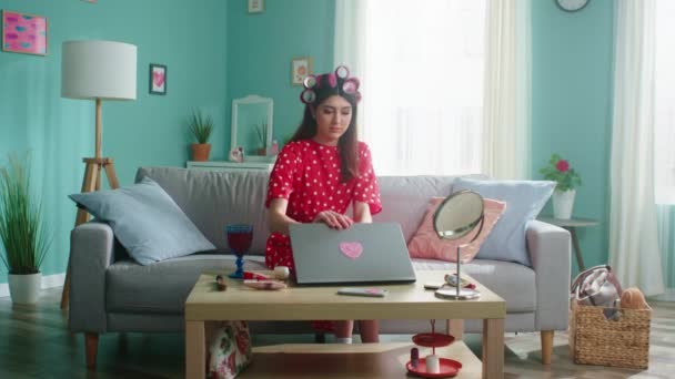 Blogueur femme élégant ouvre ordinateur portable au travail — Video