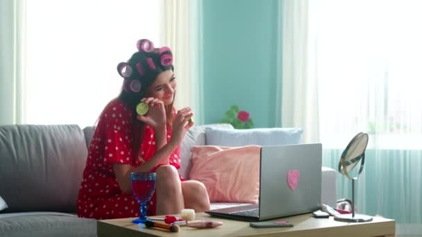 Donna blogger sta giocando con calce davanti al computer portatile — Video Stock