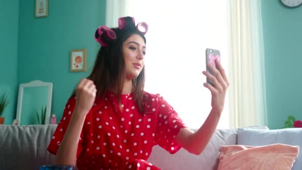 Mujer belleza blogger está grabando vídeo — Vídeos de Stock