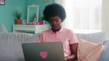 Siyah Kadın Laptop 'ta okuyor