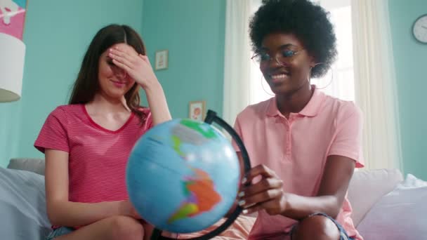 Δύο γυναίκες ταξιδιώτες να διασκεδάσουν παίζοντας με Globe — Αρχείο Βίντεο