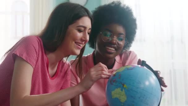 Duas mulheres viajantes discutem futuras viagens em casa — Vídeo de Stock
