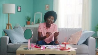 Güzel kadın tırnaklarını törpülüyor ve kameraya bakıyor