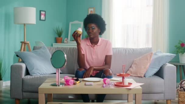 Retrato de mujer afroamericana con pastel — Vídeos de Stock