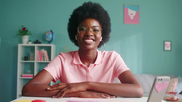 Portret van een glimlachende zwarte vrouw — Stockvideo