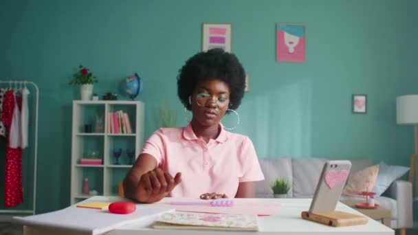 Estudiante mujer termina la tarea — Vídeo de stock