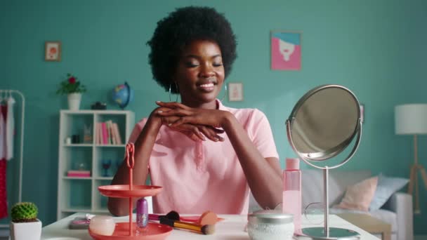 Happy Afro-American Woman Is Smiling On Camera — Stok Video
