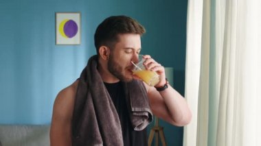 Erkek İçiyor Vitamin Çözümü