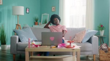 Oturma odasında Afro-Amerikalı Kadın Portresi