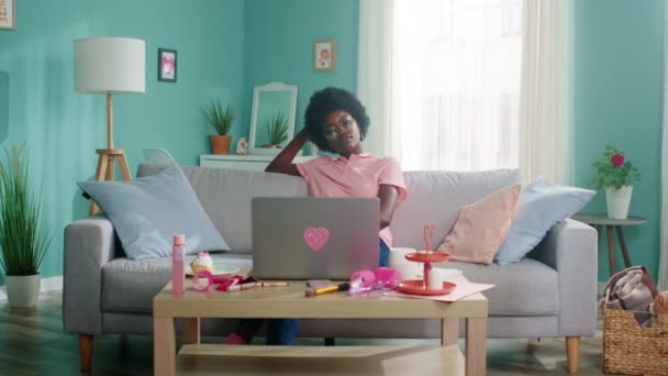 Portrét afroamerické ženy v obývacím pokoji — Stock video