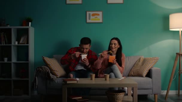 Junges Paar isst zu Hause zu Mittag — Stockvideo