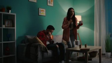 Genç Kadın ve Erkek Geceyi Evlerinde Geçirir