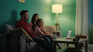Genç Aile Çevrimiçi İletişimden Hoşlanıyor