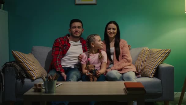Ritratto di felice famiglia seduta sul divano — Video Stock