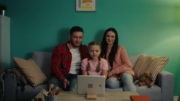 Giovane famiglia sta facendo videochiamata — Video Stock