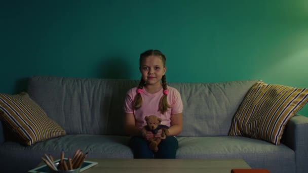 Ritratto di bambina seduta sul divano — Video Stock