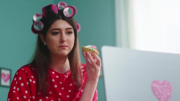 Mujer con estilo rompe la dieta por comer pastel sabroso — Vídeos de Stock
