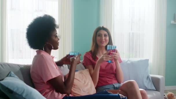 Красивые женщины пьют напиток дома — стоковое видео