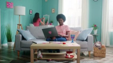 Genç Kadınlar Evde Kalır