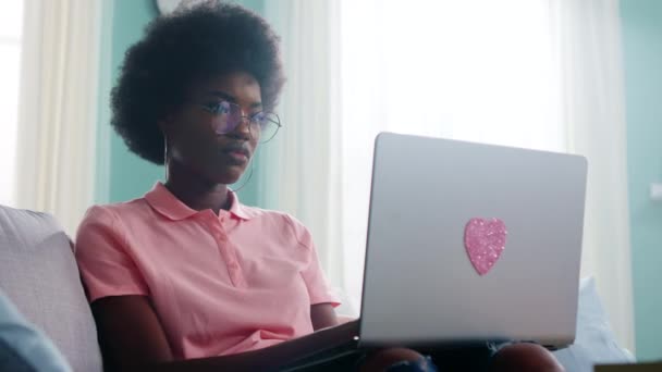 Молодая черная женщина использует ноутбук — стоковое видео