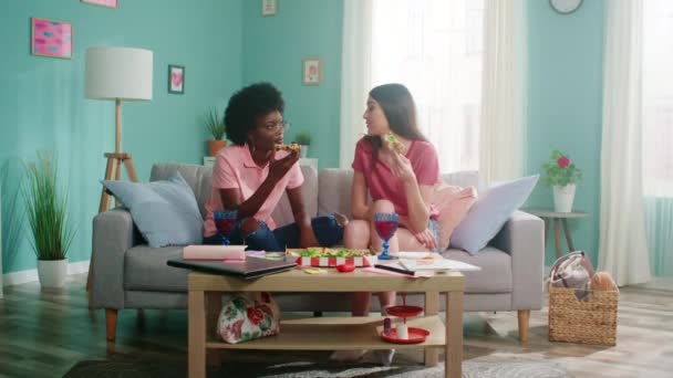 Las mujeres jóvenes están comiendo pizza en casa — Vídeo de stock