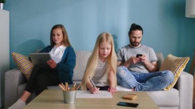 Aile Evde Zaman Geçiriyor