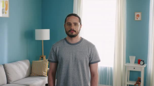 Портрет чоловіка в сірій футболці — стокове відео
