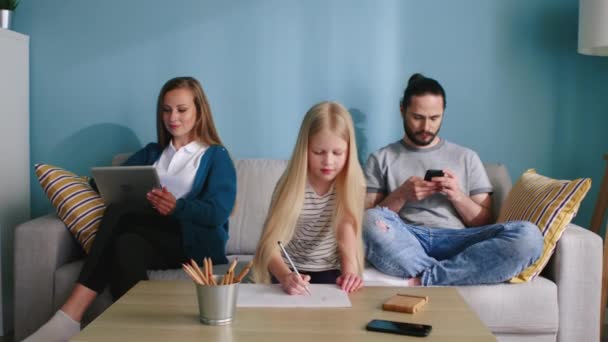 Familie brengt tijd thuis door — Stockvideo