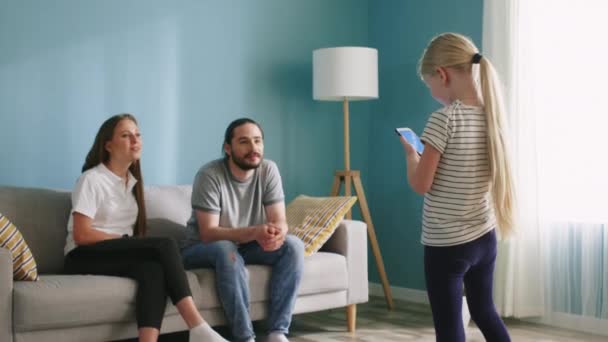 Menina joga jogo com os pais usando Gadget — Vídeo de Stock