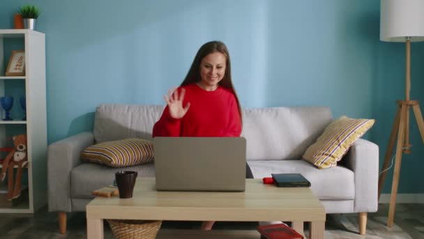 Kobieta wzywa znajomych za pomocą laptopa — Wideo stockowe