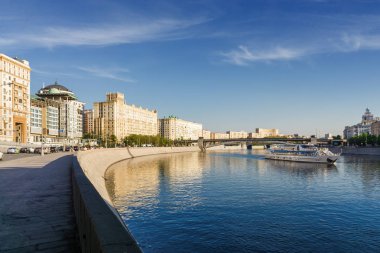 Güneşli görünümü Smolenskaya dolgu ve Moskova Nehri, Moskova, Rusya Federasyonu. 