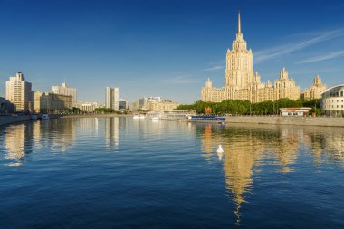 Güneşli görünümü Smolenskaya dolgu ve Moskova Nehri, Moskova, Rusya Federasyonu. 