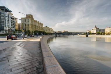 Güneşli sabah görünümü Smolenskaya dolgu ve Moskova Nehri, Moskova, Rusya Federasyonu. 