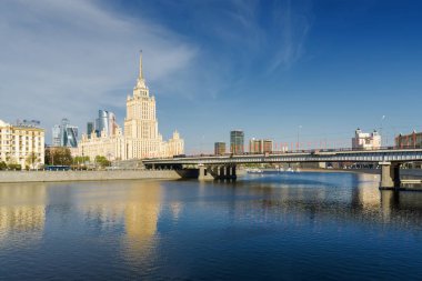 Güneşli sabah görünümü Smolenskaya dolgu ve Moskova Nehri, Moskova, Rusya Federasyonu. 