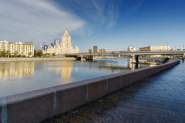 Güneşli sabah görünümü Smolenskaya dolgu ve Moskova Nehri, Moskova, Rusya Federasyonu. 
