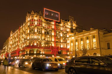 Gün batımı görünümü ünlü alışveriş merkezinin Tsum Merkezi Moskova, Rusya.