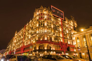 Gün batımı görünümü ünlü alışveriş merkezinin Tsum Merkezi Moskova, Rusya.