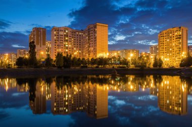 Moskova, Rusya'nın Güney gölette ile şehir bölgesinin güneşli görünümü.